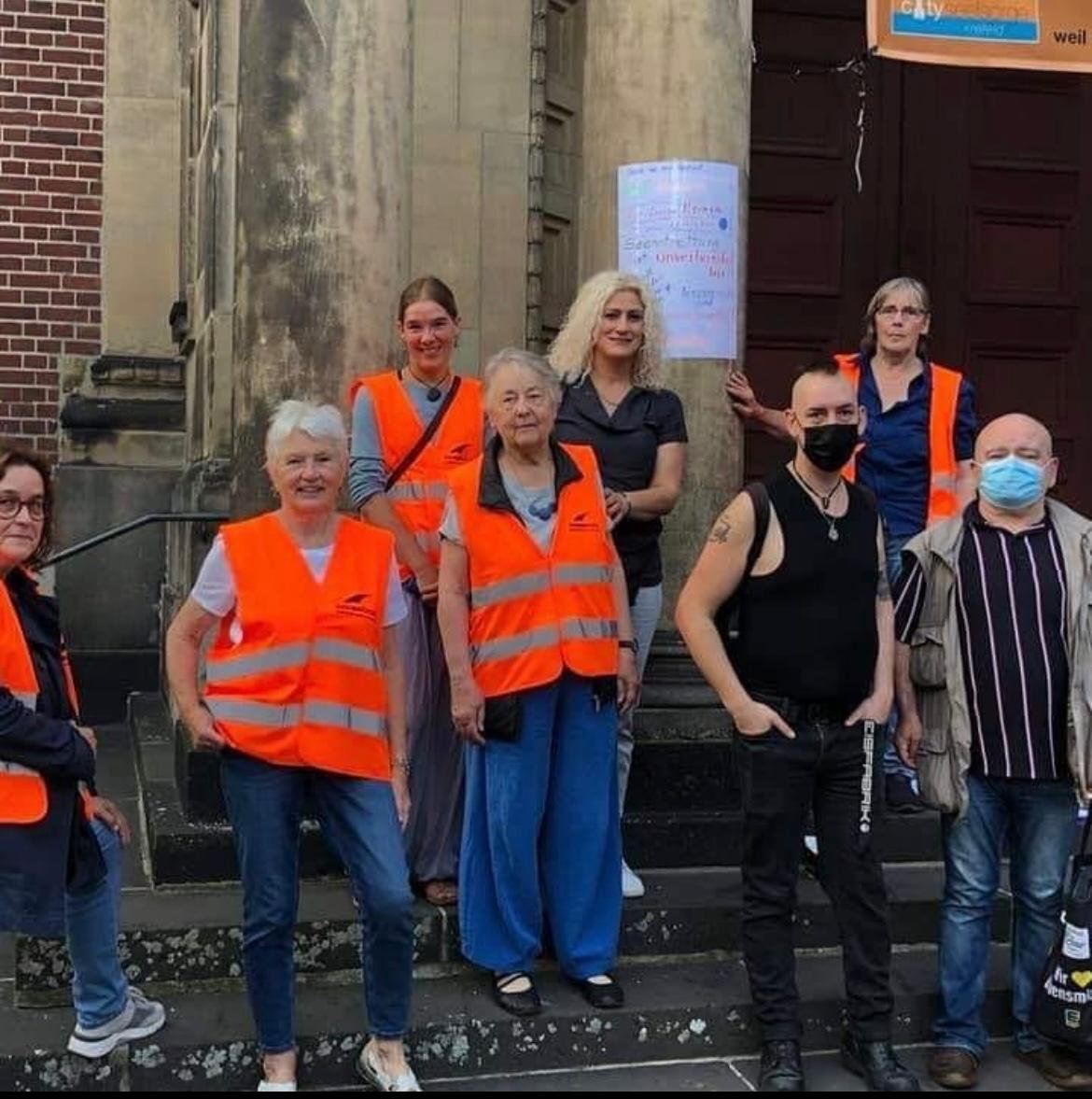 Gruppe von Aktivistinnen und Aktivisten vor einer Kirche