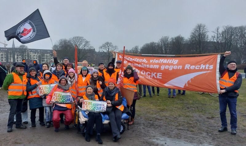 Seebrücke-Gruppe bei einer Demonstration gegen Rassismus